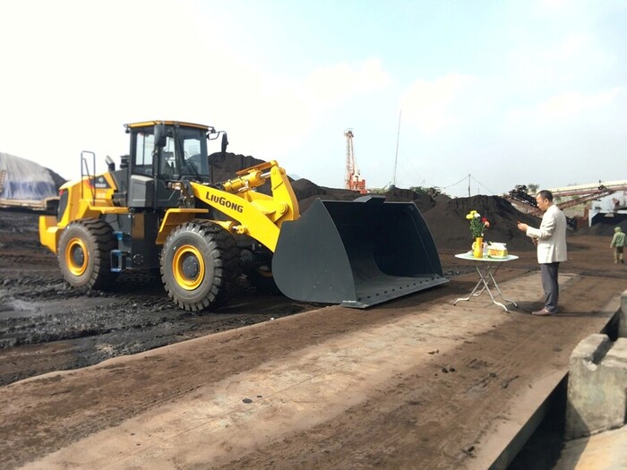 Máy xúc gầu lật