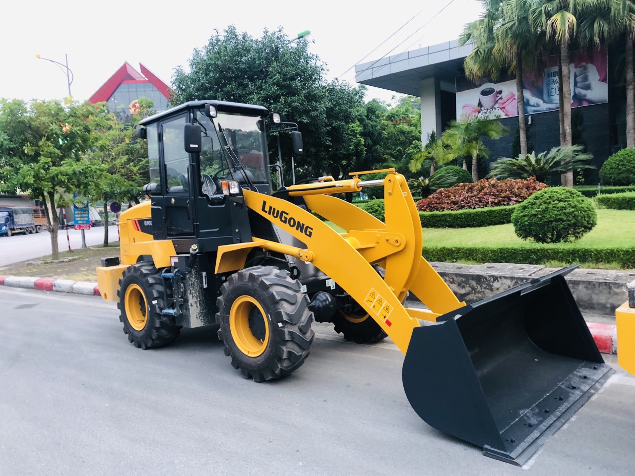 xúc lật cần dài