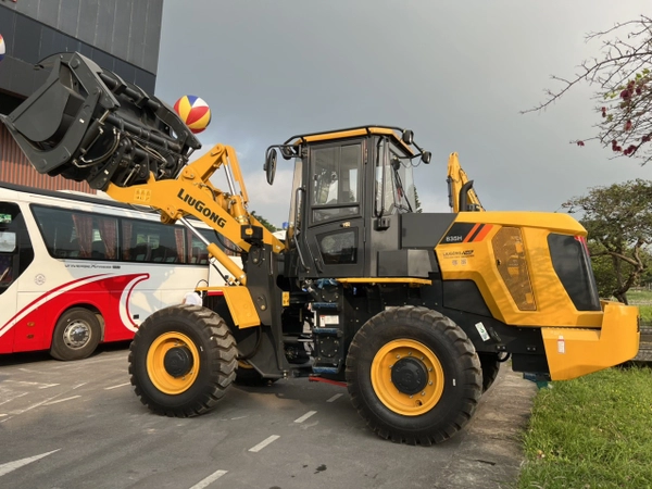 xúc lật cần dài