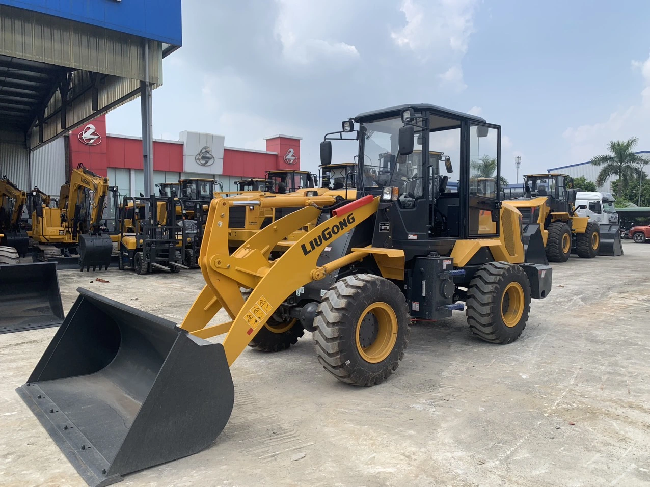 xúc lật cần dài